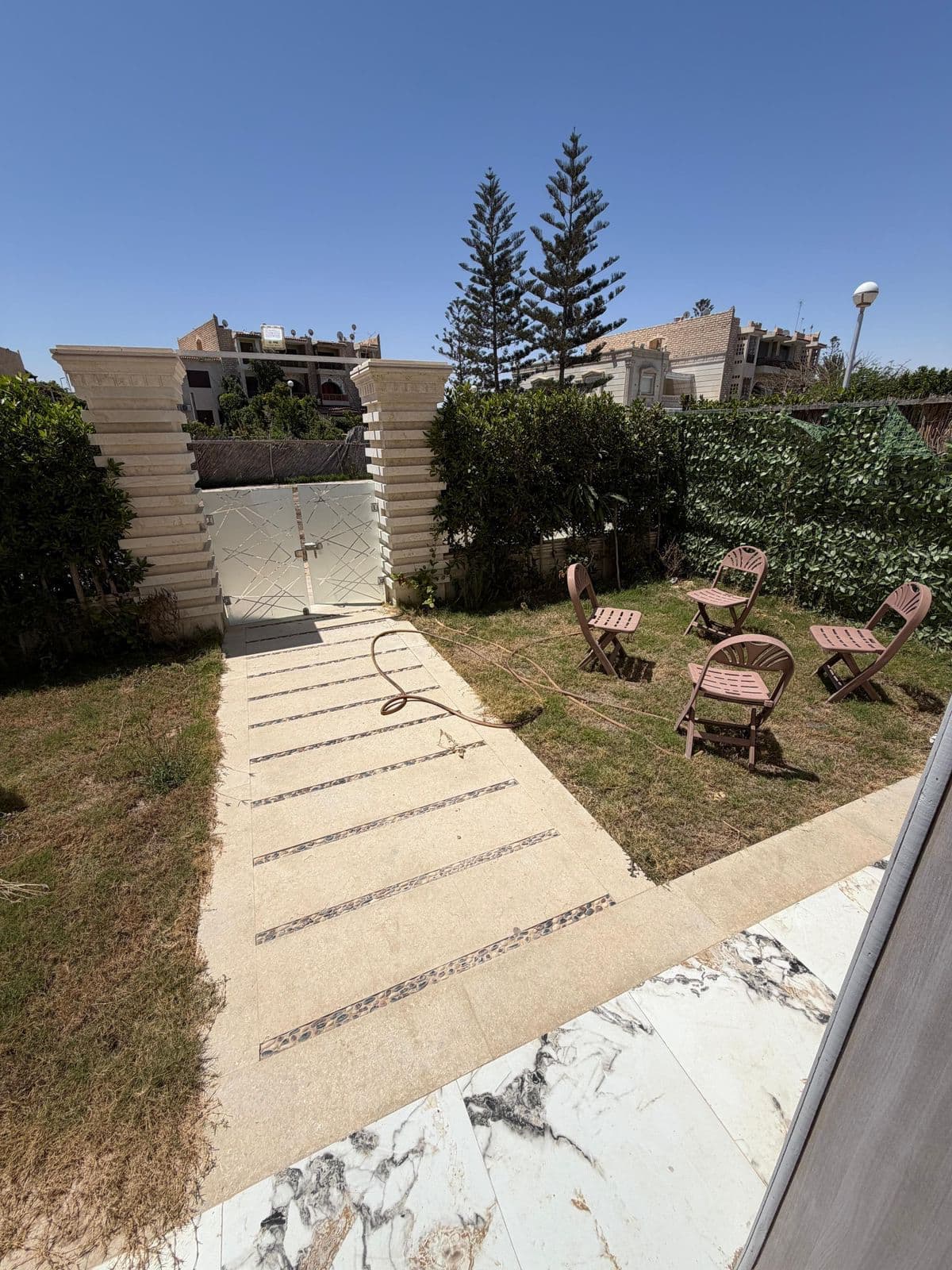 Marina 4 Prime Duplex: 2BR, Private Garden, Steps from the Lagoon & Beach