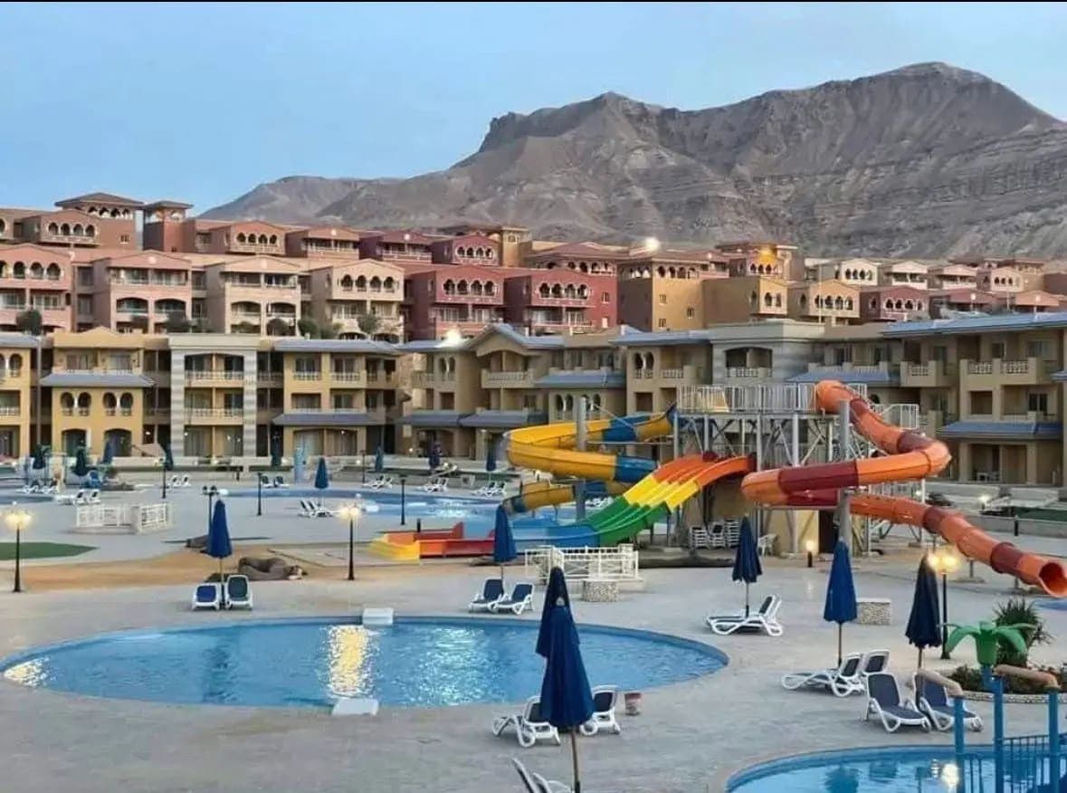 شاليه غرفة نوم مع إطلالة على البحر في بورتو السخنة